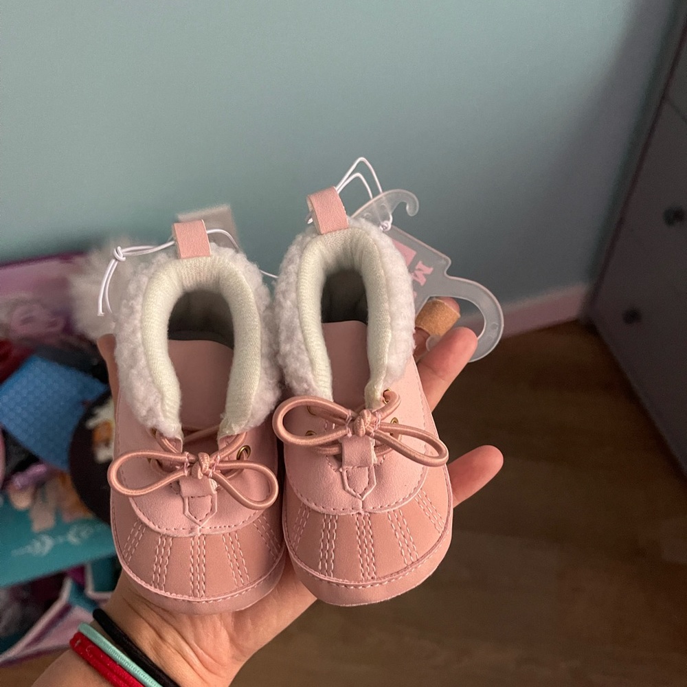 Baby girl booties. Size 2. Still has tags, never worn ❤️